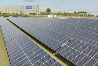 Las instalaciones fotovoltaicas de la planta de Stellantis en Zaragoza.